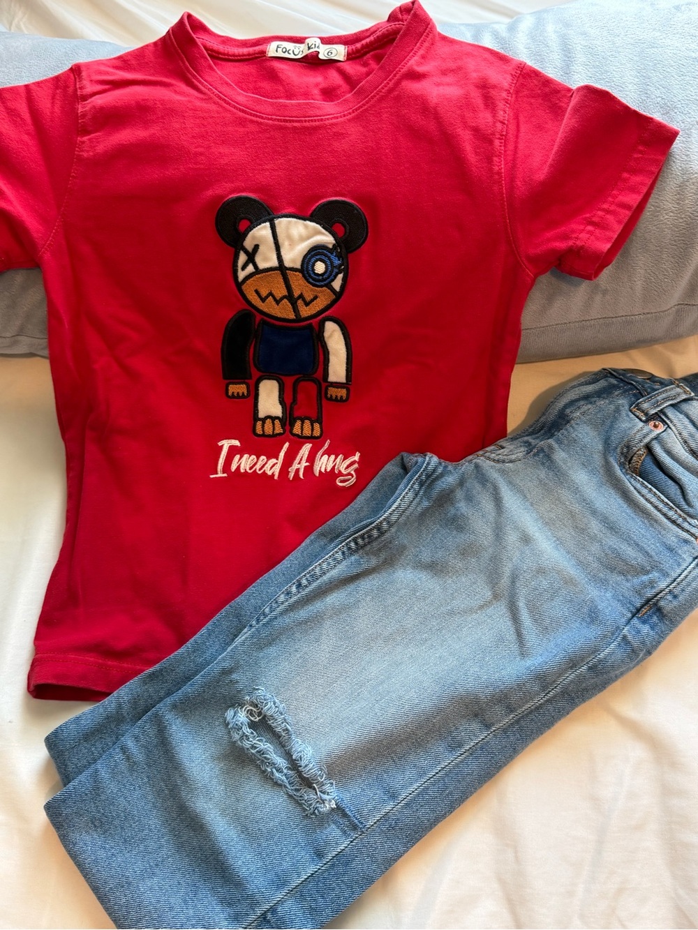 T-Shirt w Bear Patch match with Zara Jeans Size 6T